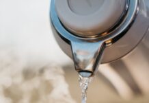 “마시면서 지키는 건강 습관, 최근 각광받는 ‘물 마시기 루틴'” a glass pouring water into a cup