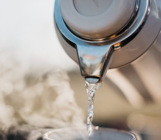 “마시면서 지키는 건강 습관, 최근 각광받는 ‘물 마시기 루틴'” a glass pouring water into a cup