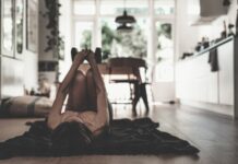 ‘마이크로 워크아웃’ 인기…짧은 운동, 바쁜 일상 속 건강 챙기는 새 트렌드 a woman laying on the floor in a kitchen