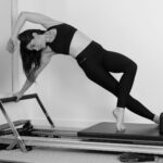 AI가 내 자세를 교정한다? 필라테스 업계에 부는 스마트 테크놀로지 바람 woman in black sports bra and black leggings doing yoga