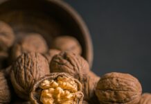 “뇌도 운동이 필요해요”… 뇌건강 챙기는 새로운 습관들 주목 brown garlic on brown bowl