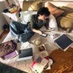 일상 속에 스며드는 AI 건강관리, 나만의 맞춤 루틴 만드는 법 Young man on bed with laptop and snacks