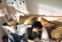 일상 속에 스며드는 AI 건강관리, 나만의 맞춤 루틴 만드는 법 Young man on bed with laptop and snacks