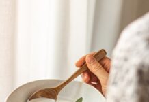 ‘마음챙김 식사’로 건강 챙기기…현대인의 식습관 변화 이끈다 person holding white ceramic bowl with food