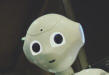집에서 똑똑하게 건강 챙긴다…AI 기반 건강 관리 실천법 white robot toy holding black tablet