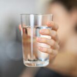 마시는 습관이 건강을 좌우한다…수분 섭취 트렌드와 실천법 person holding clear drinking glass