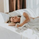 건강한 수면 습관, 작은 변화가 만드는 큰 차이 a person lying in a bed