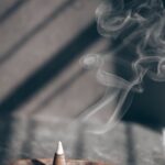 일상 속으로 스며든 대체요법… 건강한 생활의 작은 변화 white smoke on brown wooden table