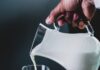 일상에서 실천하는 근육 건강, 요즘 트렌드는 ‘작게, 자주, 다양하게’ person pours milk into glass
