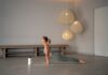 집에서도 충분한 건강 관리, ‘마이크로 워크아웃’ 열풍 확산 a woman doing yoga