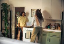 바쁜 일상 속 ‘마음 챙김 루틴’…현대인 건강 관리의 새로운 열쇠 Two women talking in a kitchen while cooking