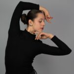스마트폰 목 통증, “거북목” 예방 일상 속 실천법 주목 a woman in a black top is posing for a picture