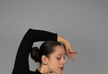 스마트폰 목 통증, “거북목” 예방 일상 속 실천법 주목 a woman in a black top is posing for a picture
