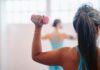 ‘마이크로 운동’ 뜬다…일상속 5분 건강 습관이 만드는 큰 변화 woman in blue tank top holding pink dumbbell