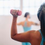 ‘마이크로 운동’ 뜬다…일상속 5분 건강 습관이 만드는 큰 변화 woman in blue tank top holding pink dumbbell