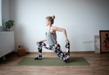기능성 운동으로 건강과 활력을 동시에! 집에서 실천하는 스마트한 팁 a woman doing a yoga pose on a mat